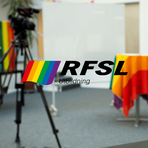 RFSL Utbildning Konsulttjänster - Hyr en konsult från RFSL Utbildning kamera framför talarbord