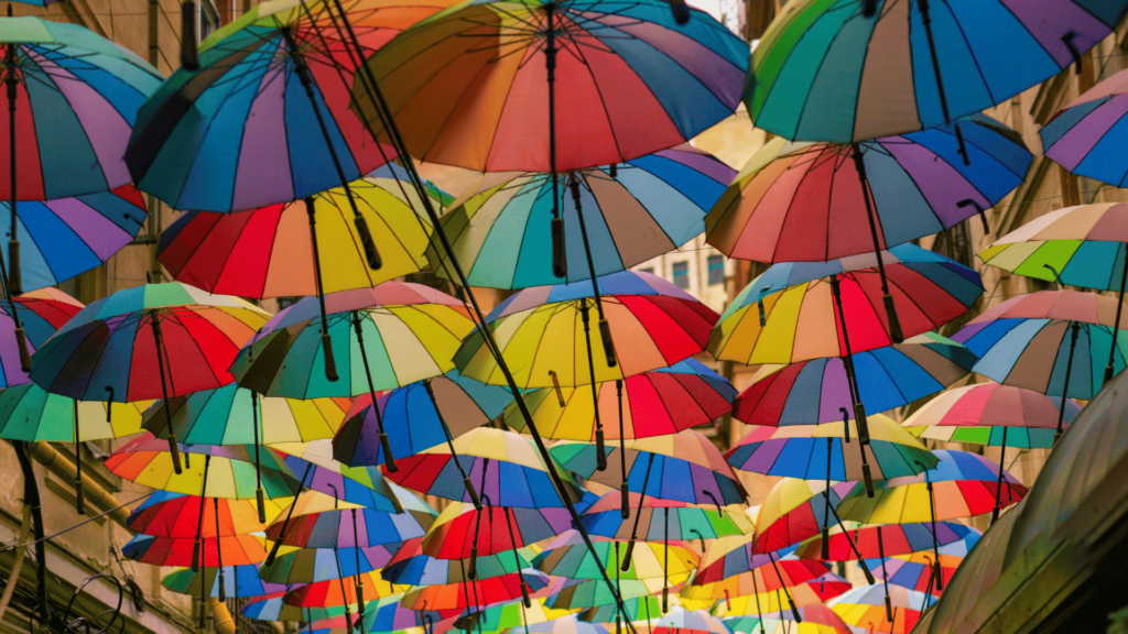 Paraplyer i regnbågens färger