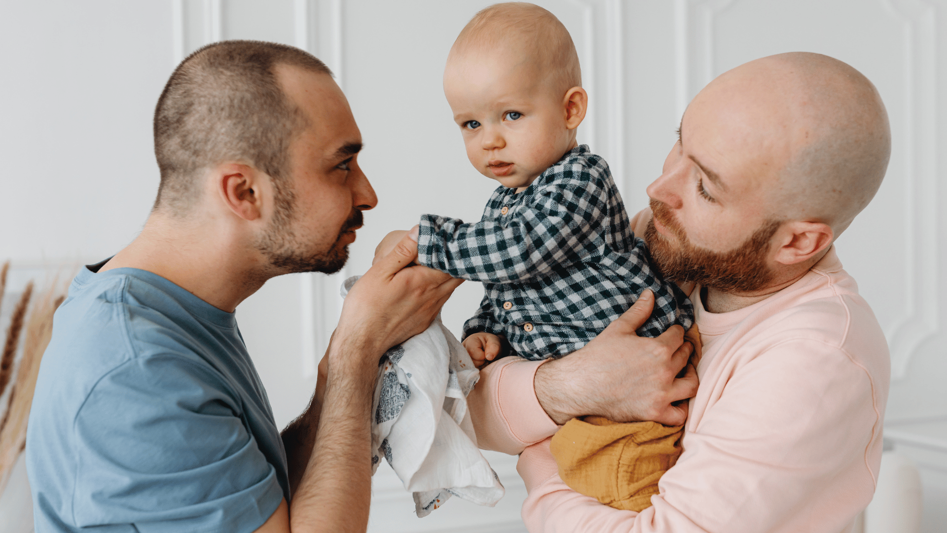 Normkritik - Två pappor med sin son